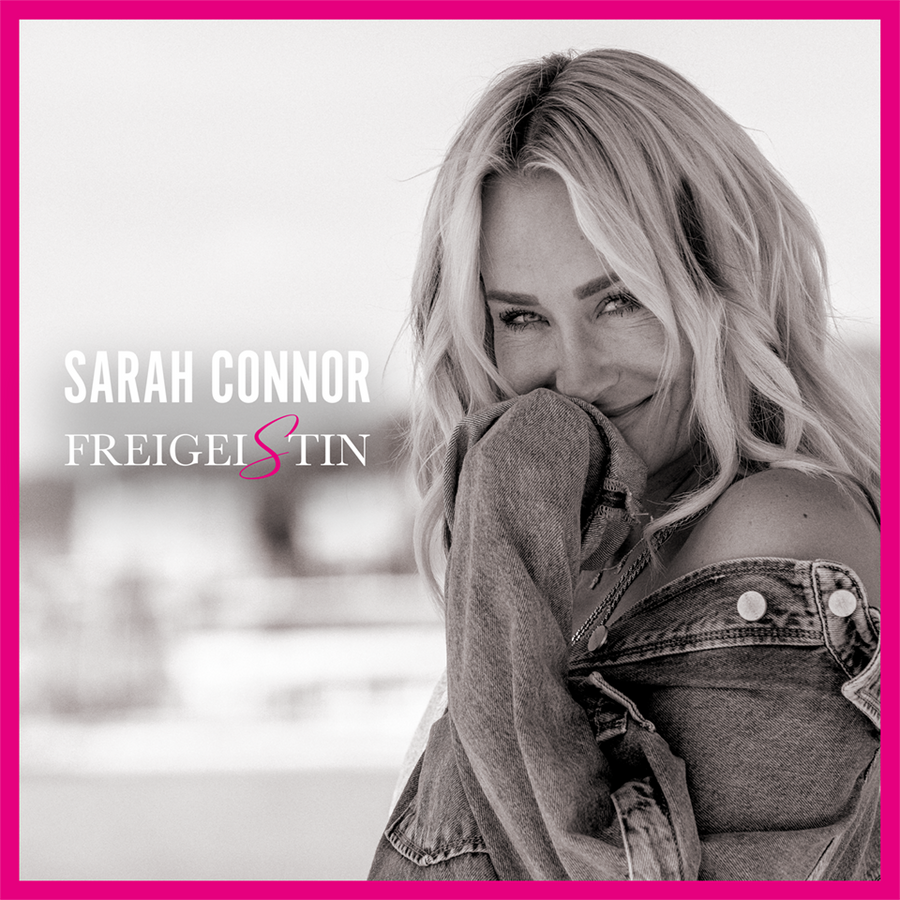 SARAH CONNOR FREIGEISTIN Schriftzug – schwarzweiß Portrait und magenta Rahmen